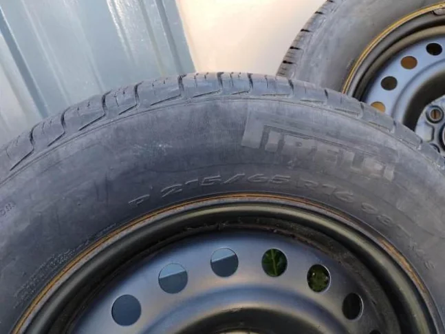 pneus pirelli de 215x65xr16 sur jante de 16 pouces inclus les a pour 75$ thumbnail 2