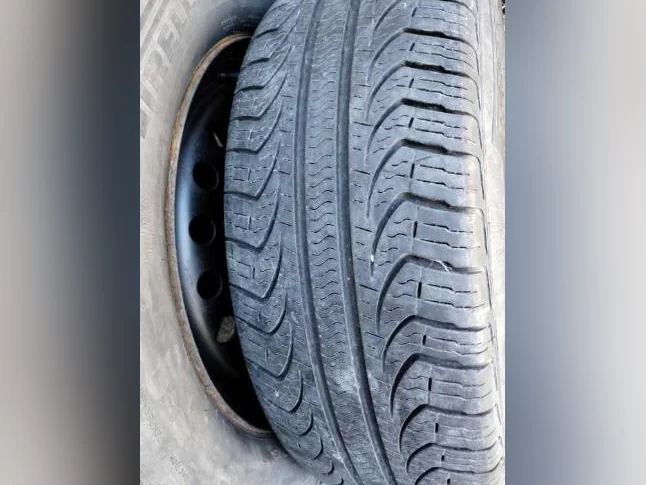 pneus pirelli de 215x65xr16 sur jante de 16 pouces inclus les a pour 75$ thumbnail 3
