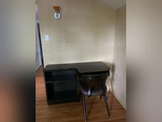 Chambre à louer avec bureau de travail adjacent thumbnail 3