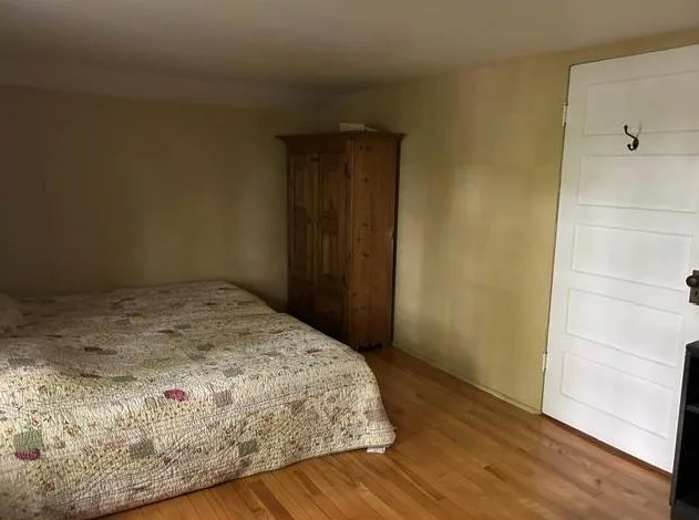Chambre à louer avec bureau de travail adjacent thumbnail 2