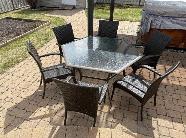 Ameublement patio table et chaises (À vendre)
