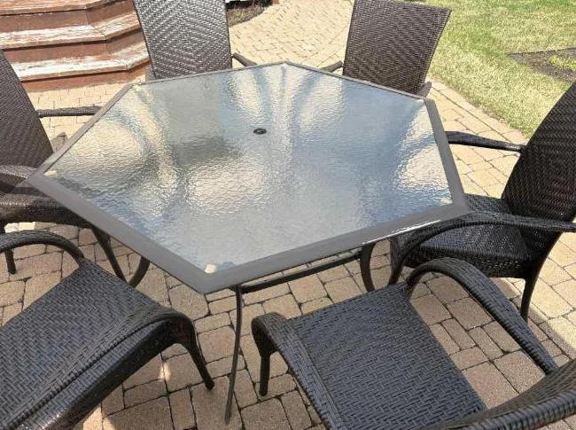 Ameublement patio table et chaises (À vendre) thumbnail 2