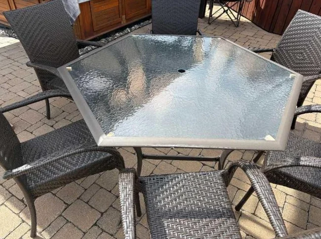 Ameublement patio table et chaises (À vendre) thumbnail 3