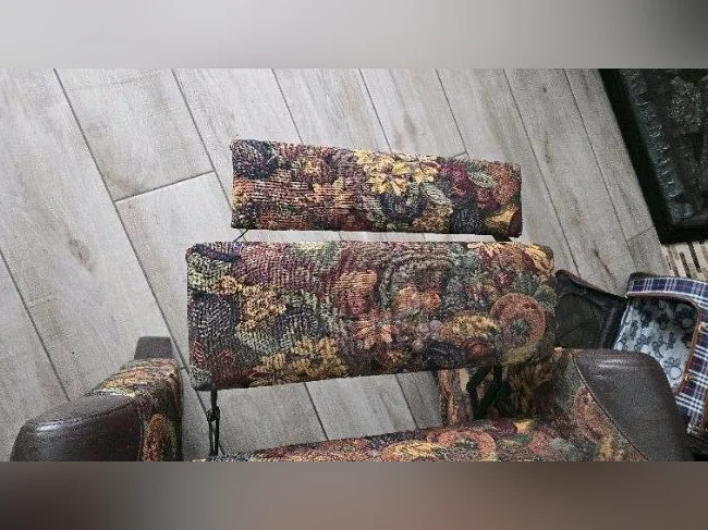 Deux fauteuils ( bergère)aucun lbourgogne inclinable 2 positions en tissus et cuir ( appuie-main ) 20$ chaque 2 pour 35$