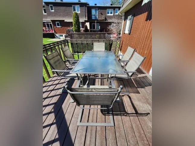 Table et chaises de jardin