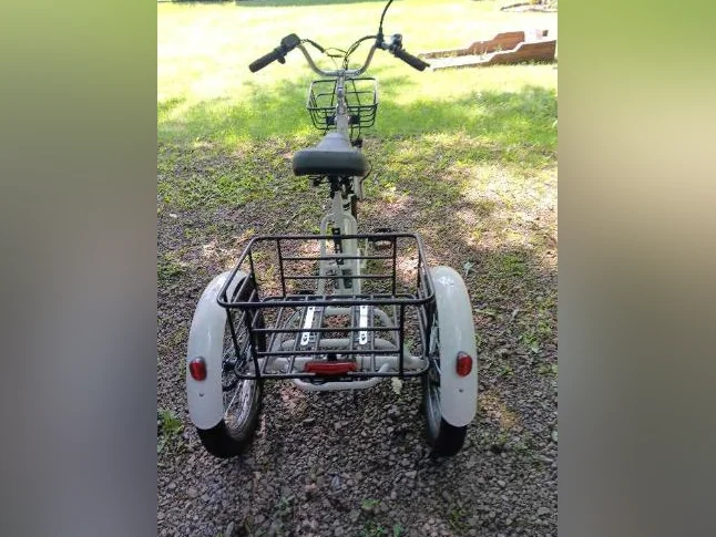 Tricycle électrique à vendre pratiquement neuf 62 km au compteur thumbnail 3