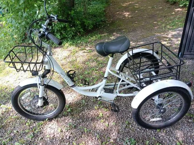 Tricycle électrique à vendre pratiquement neuf 62 km au compteur thumbnail 6