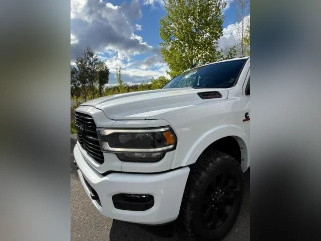 Ram 3500 Laramie Mega Cab thumbnail 3