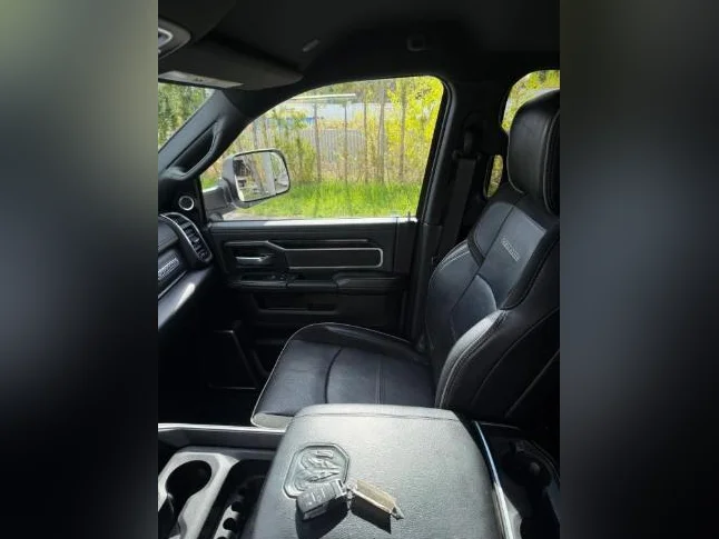 Ram 3500 Laramie Mega Cab thumbnail 8