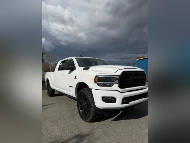 Ram 3500 Laramie Mega Cab thumbnail 4