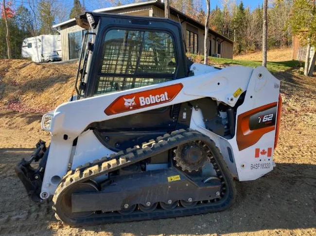 🚜 Bobcat T62 2023 – Seulement 198 heures + Pelle rétro Caterpillar BH150 INCLUSE ! Super aubaine ! thumbnail 3