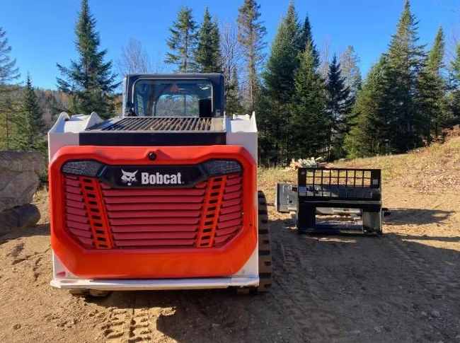 🚜 Bobcat T62 2023 – Seulement 198 heures + Pelle rétro Caterpillar BH150 INCLUSE ! Super aubaine ! thumbnail 8