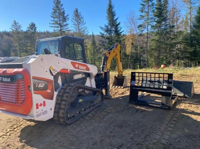 🚜 Bobcat T62 2023 – Seulement 198 heures + Pelle rétro Caterpillar BH150 INCLUSE ! Super aubaine ! thumbnail 2