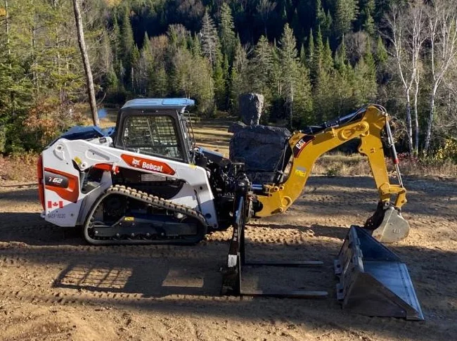 🚜 Bobcat T62 2023 – Seulement 198 heures + Pelle rétro Caterpillar BH150 INCLUSE ! Super aubaine !