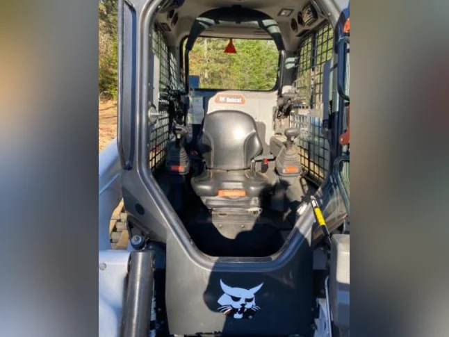 🚜 Bobcat T62 2023 – Seulement 198 heures + Pelle rétro Caterpillar BH150 INCLUSE ! Super aubaine ! thumbnail 6