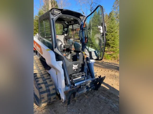 🚜 Bobcat T62 2023 – Seulement 198 heures + Pelle rétro Caterpillar BH150 INCLUSE ! Super aubaine ! thumbnail 4
