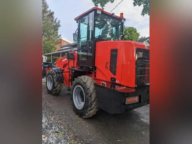 Chargeuse sur pneu avec boom extensible comme neuf 250hrs avec tous les attachements thumbnail 2