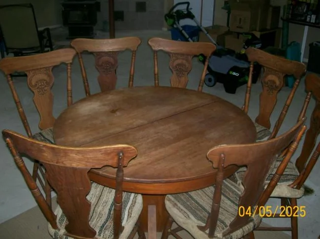 Table ronde ou ovale et sept chaises antique 1930
