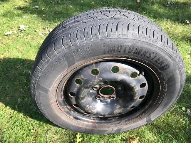4x Pneus D’été Motomaster SE3 205/65R16 + Rims 5x114.3mm thumbnail 3