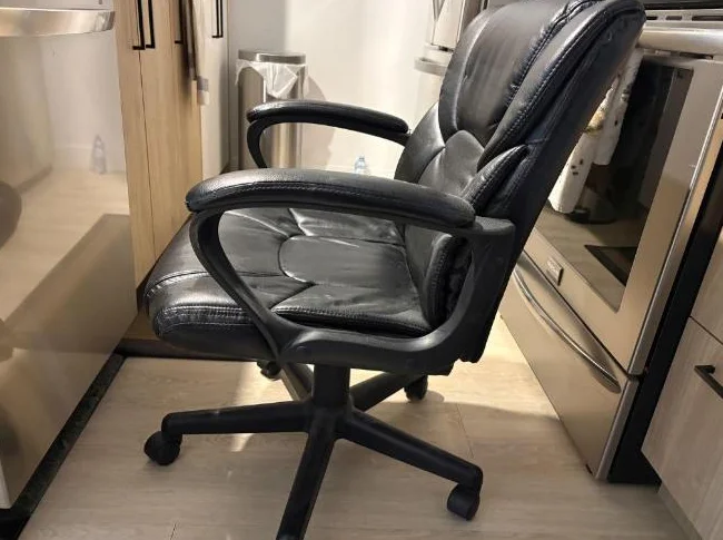 Bureau et chaise sur roulettes thumbnail 2