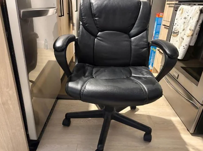 Bureau et chaise sur roulettes thumbnail 3