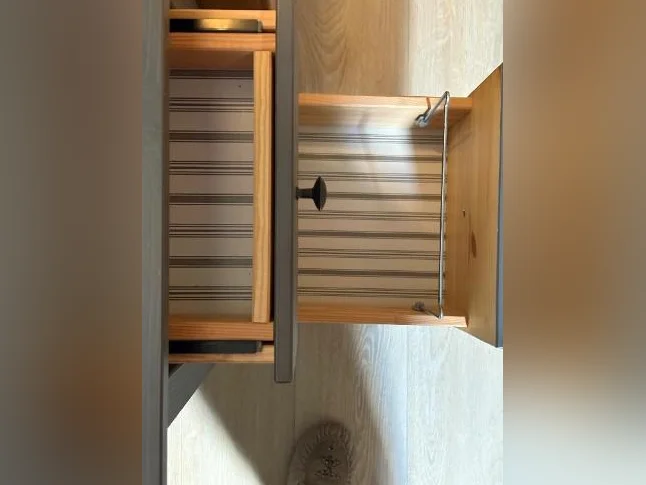 Bureau et chaise sur roulettes thumbnail 7