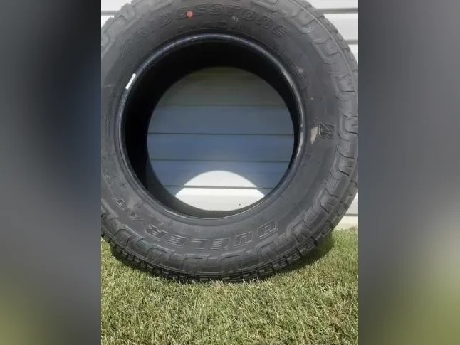 4 pneus Bridgestone Dueler A/T Revo 3 flambants neuf (seulement 50 km), taille 265/65/R18 thumbnail 2