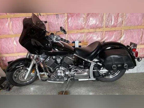 Moto Yamaha V Star 1100 cc 2003 très propre