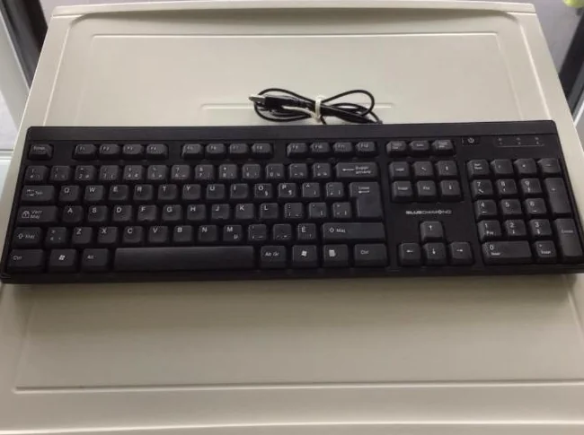 A VENDRE CLAVIER D’ORDINATEUR thumbnail 2