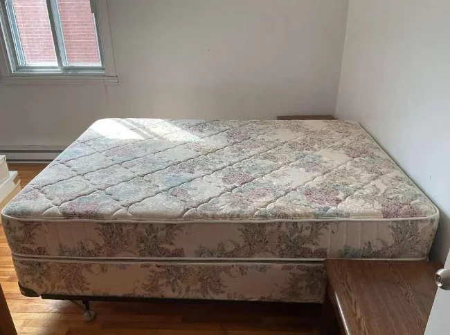 Mattress, boxspring and metal frame. thumbnail 2