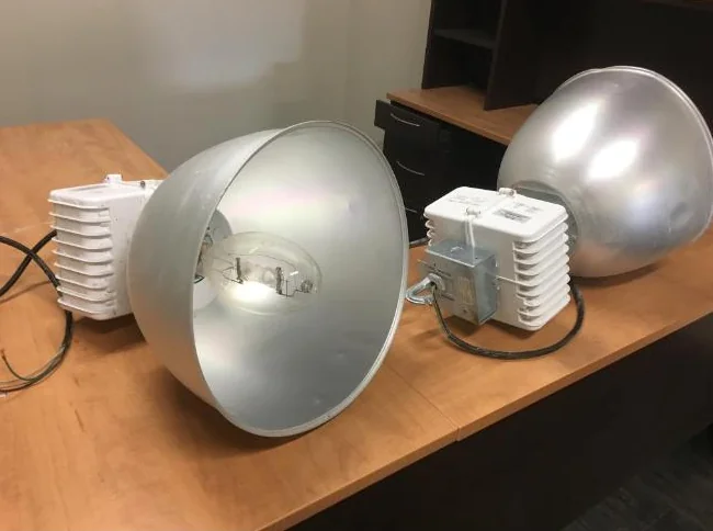 DEUX LAMPES STANPRO 400 WATTS AVEC AMPOULES