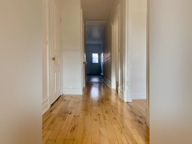 1 CC fermée + Den · 858 pi² · 7min métro Frontenac — 1300$ (1BR) thumbnail 2