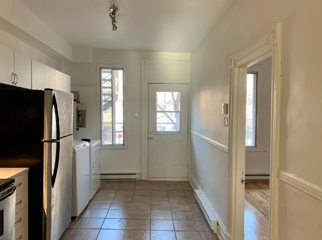 1 CC fermée + Den · 858 pi² · 7min métro Frontenac — 1300$ (1BR) thumbnail 3