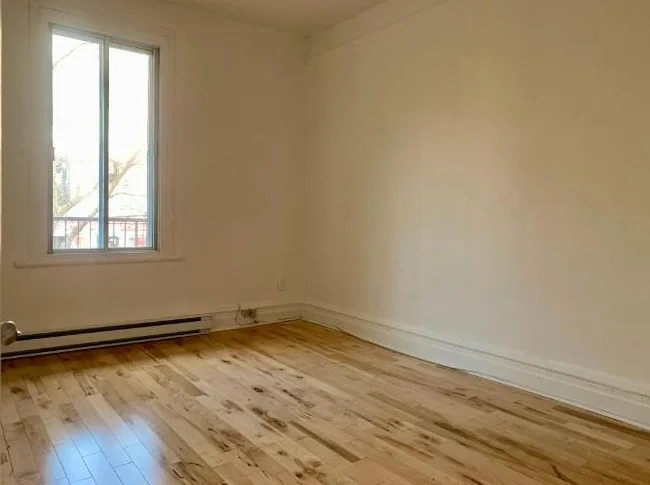 1 CC fermée + Den · 858 pi² · 7min métro Frontenac — 1300$ (1BR) thumbnail 9