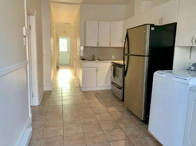 1 CC fermée + Den · 858 pi² · 7min métro Frontenac — 1300$ (1BR) thumbnail 4