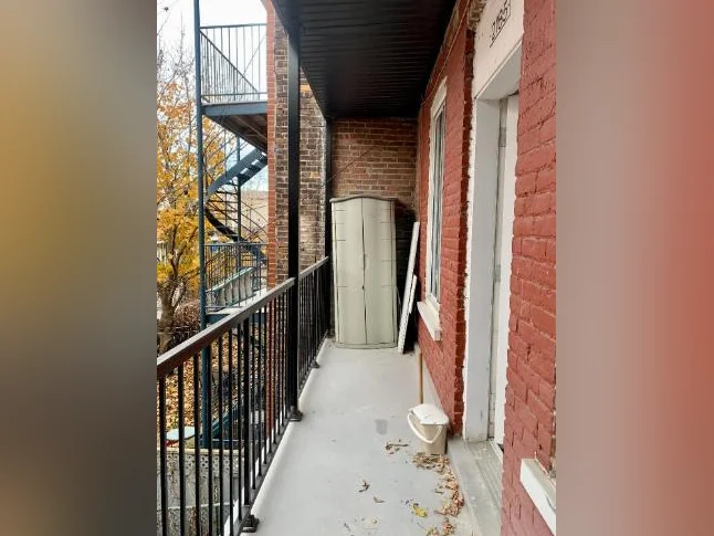 1 CC fermée + Den · 858 pi² · 7min métro Frontenac — 1300$ (1BR) thumbnail 6
