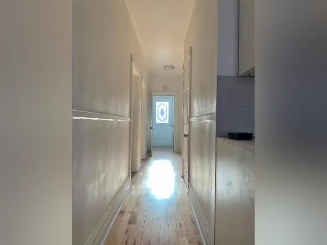 1 CC fermée + Den · 858 pi² · 7min métro Frontenac — 1300$ (1BR) thumbnail 8