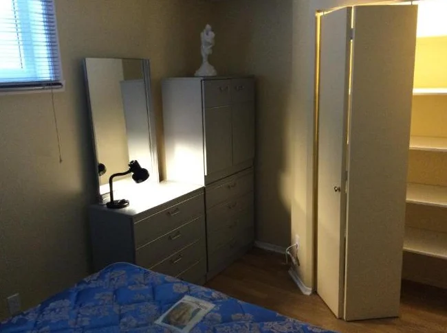 Chambre meublée et privée au sous sol . thumbnail 6