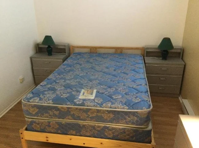 Chambre meublée et privée au sous sol . thumbnail 7