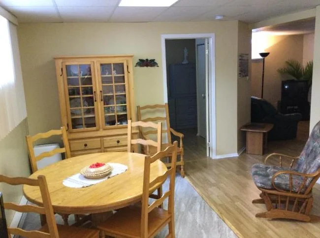 Chambre meublée et privée au sous sol . thumbnail 5