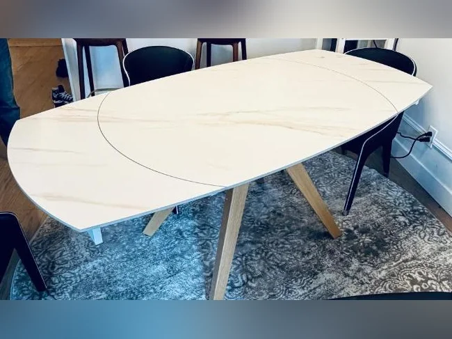 Extendable Kitchen Table/Table de cuisine avec extension