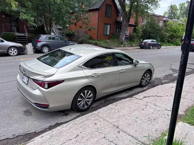 Lexus ES 300h Premium, cuir luxe, 49,890km