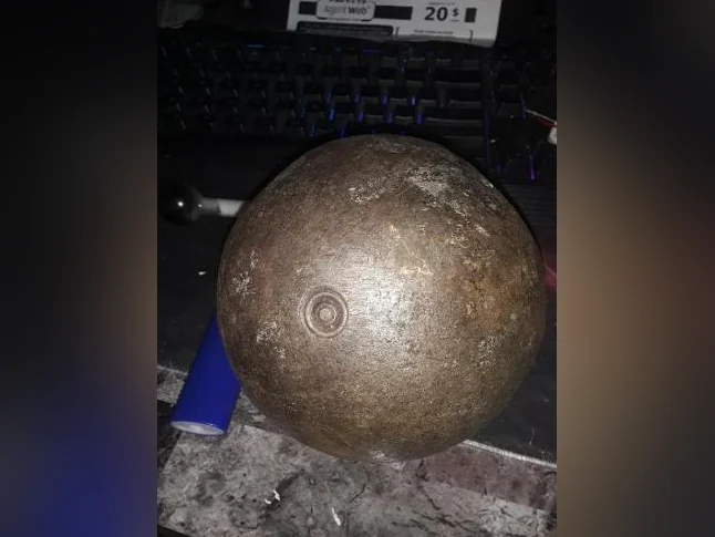 Boulet de canon antique en fonte