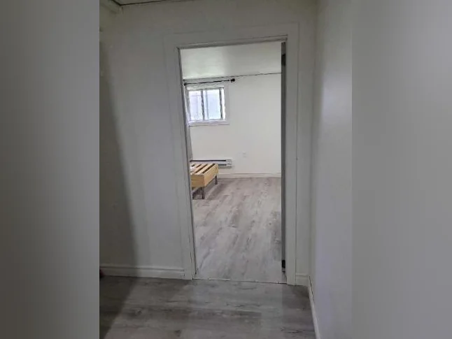 Grande chambre à louer au Centre-ville de Trois-Rivières thumbnail 2