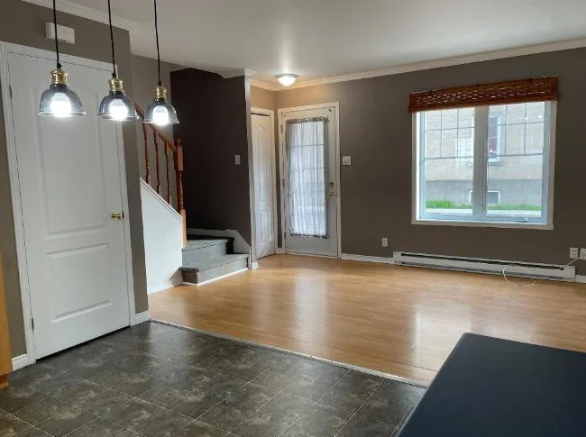 DISPONIBLE 1ER JUIN - CENTRE-VILLE JOLIETTE- SPLENDIDE 4 1-2 SUR 2 ÉTAGES(MAISON DE VILLE)