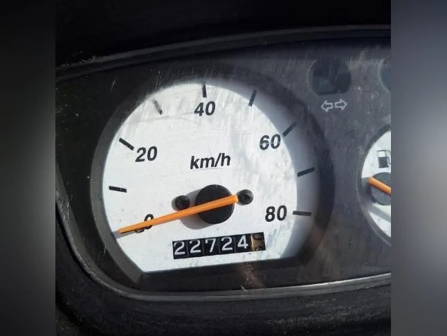 Yamaha BWS à vendre – 22 724 km rouge en bon état avec casque thumbnail 6