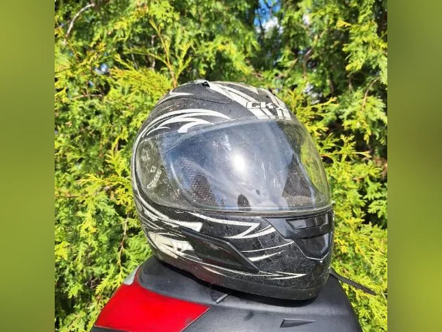 Yamaha BWS à vendre – 22 724 km rouge en bon état avec casque thumbnail 2