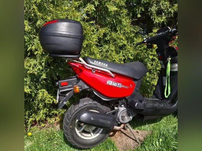 Yamaha BWS à vendre – 22 724 km rouge en bon état avec casque thumbnail 9