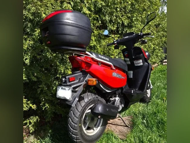 Yamaha BWS à vendre – 22 724 km rouge en bon état avec casque thumbnail 4