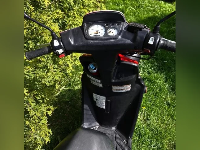 Yamaha BWS à vendre – 22 724 km rouge en bon état avec casque thumbnail 7